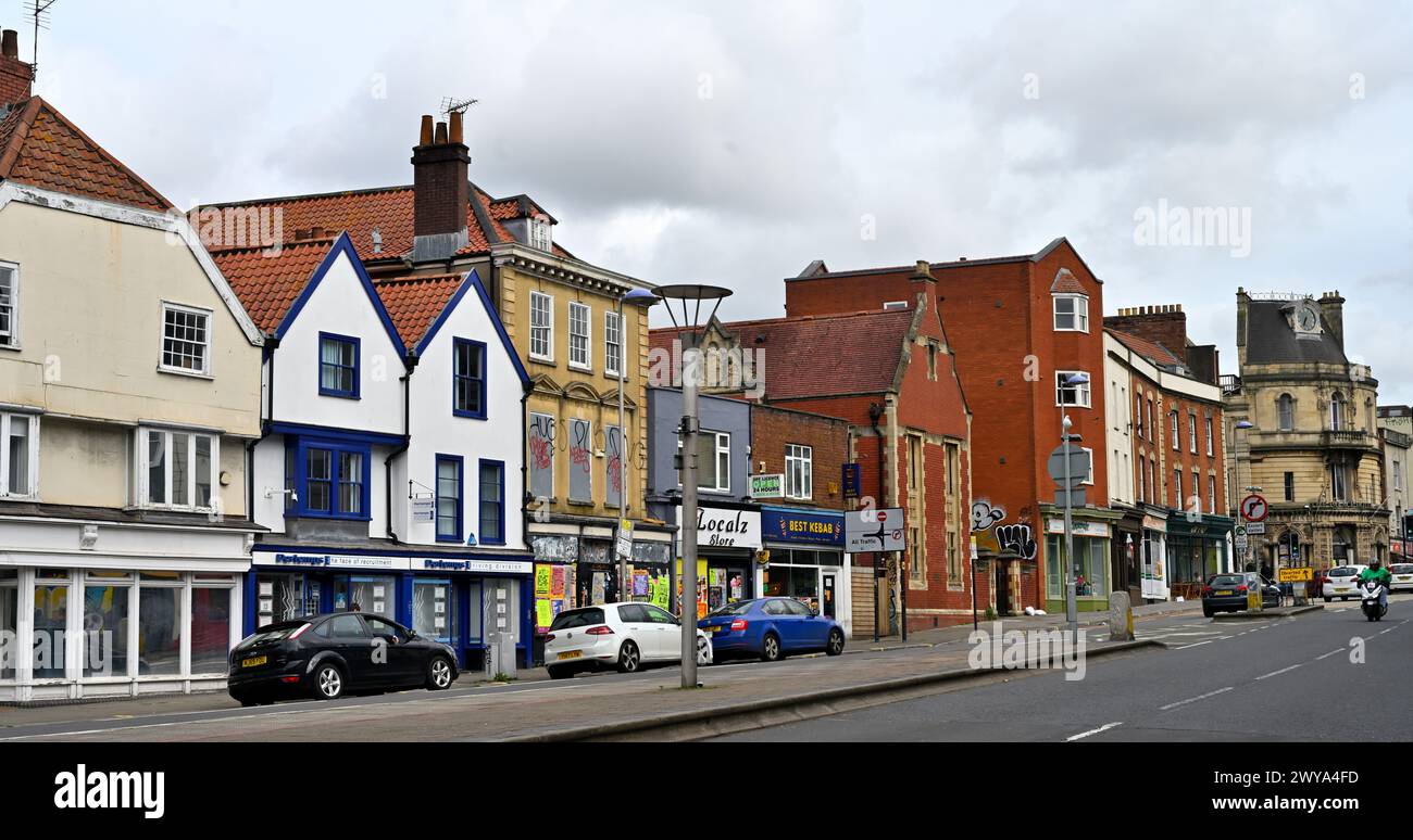 Old Market Street im Zentrum von Bristol, Großbritannien. Geschäfte (einige sind an Bord) mit Wohnunterkünften oben, Großbritannien Stockfoto