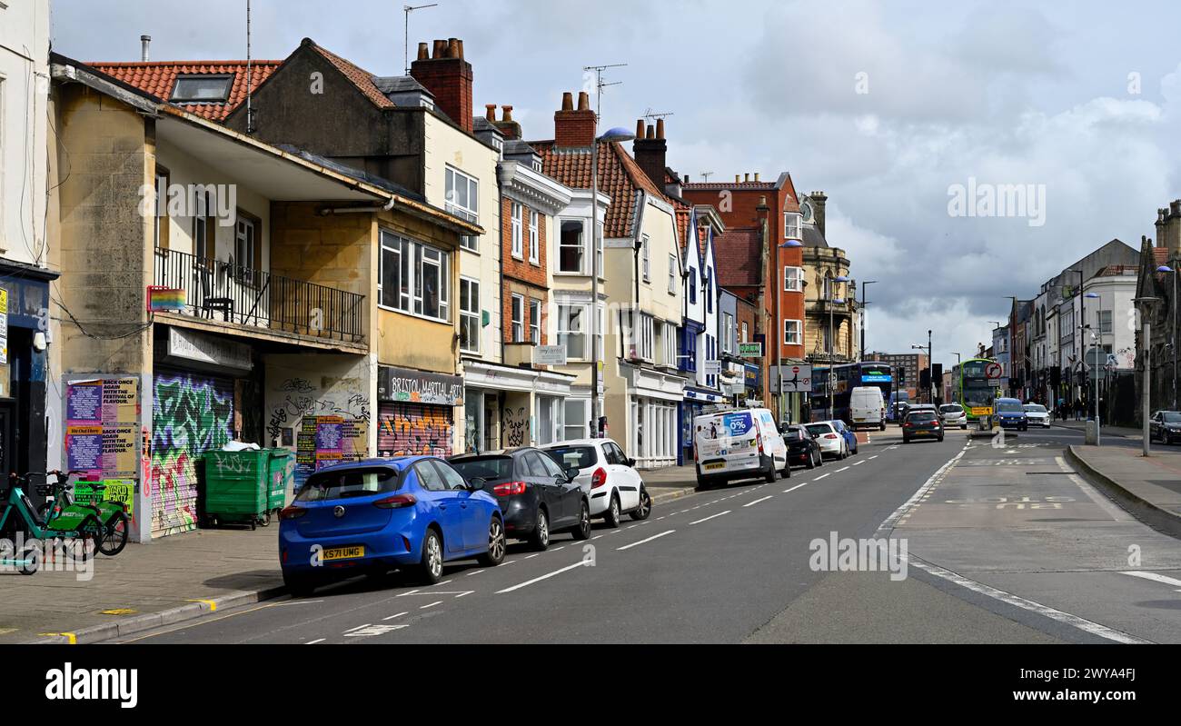 Old Market Street im Zentrum von Bristol, Großbritannien. Geschäfte (einige sind an Bord) mit Wohnbereich oben, Busspur auf der Straße. UK Stockfoto
