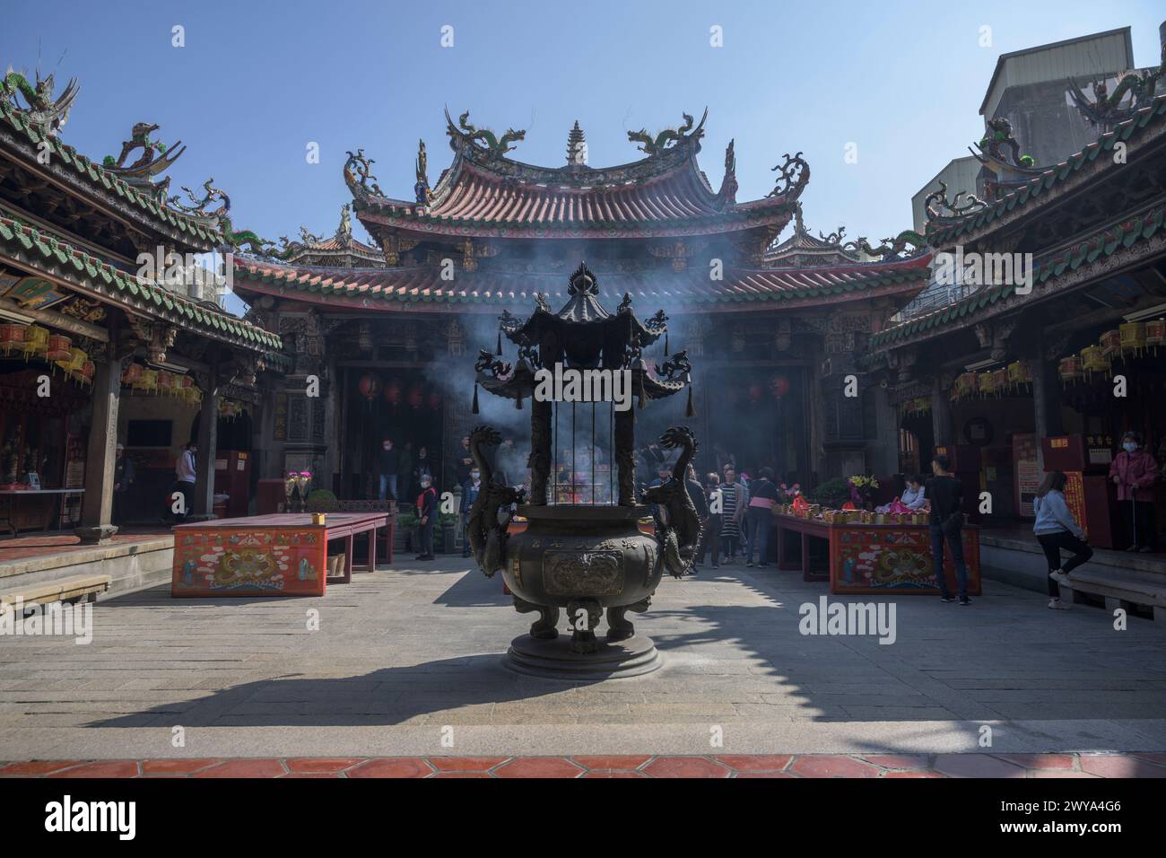 Ruhige Szene mit einem Weihrauchbrenner im Vordergrund und komplizierter Architektur des Mazu-Tempels Stockfoto