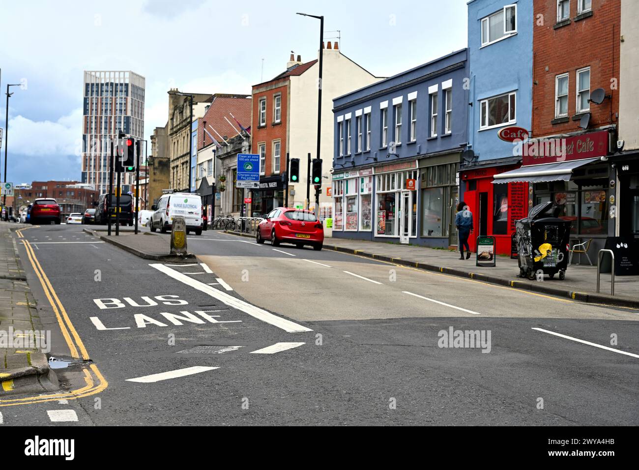 Old Market West Street im Zentrum von Bristol, Großbritannien. Busspurmarkierung auf der Straße Stockfoto