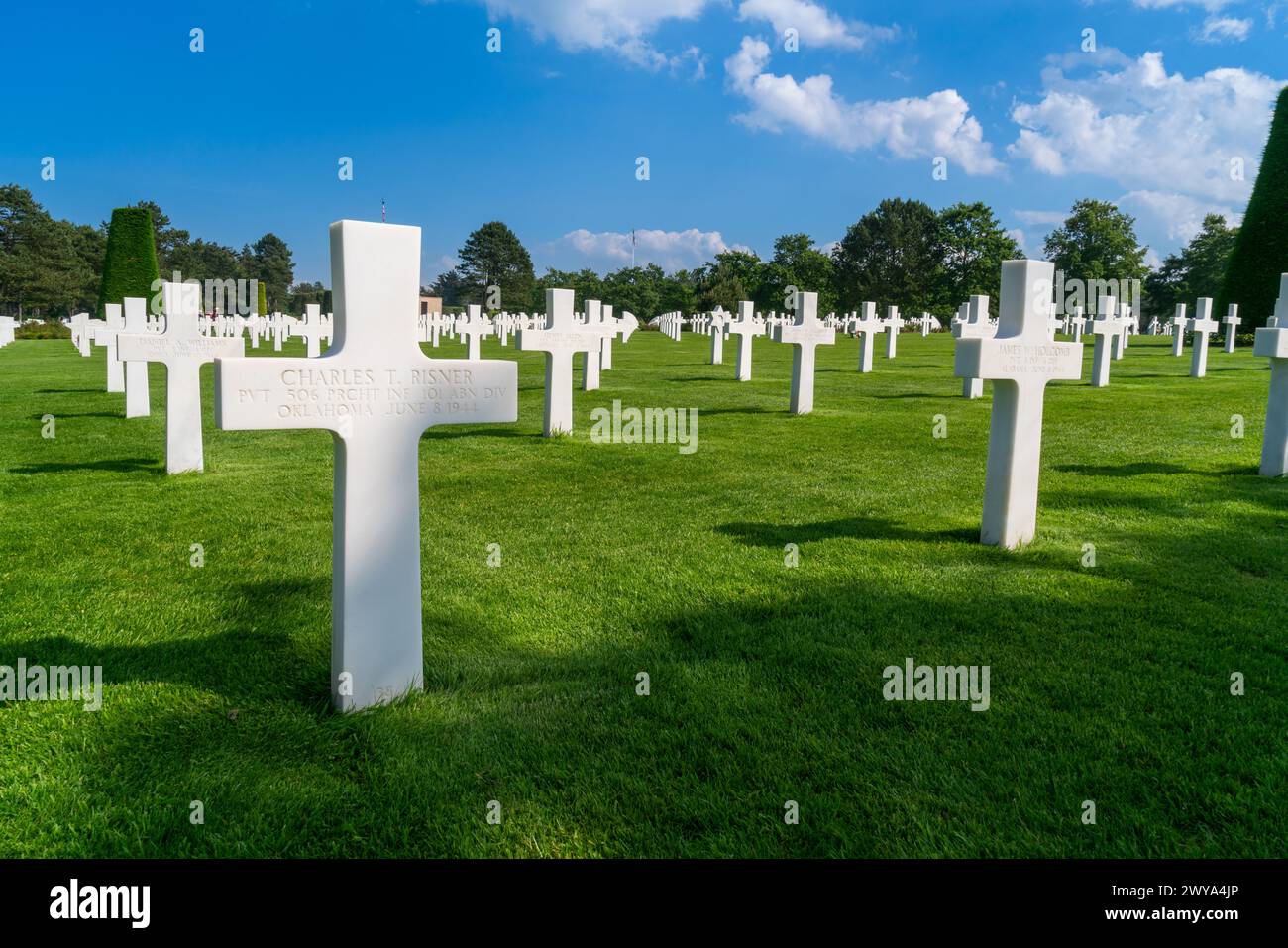 NORMANDIE, FRANKREICH - 1. Juni 2017: Reihen weißer Kreuze markieren Gräber auf dem amerikanischen Friedhof Colleville-sur-Mer Omaha D-Day Beach Normandie Stockfoto