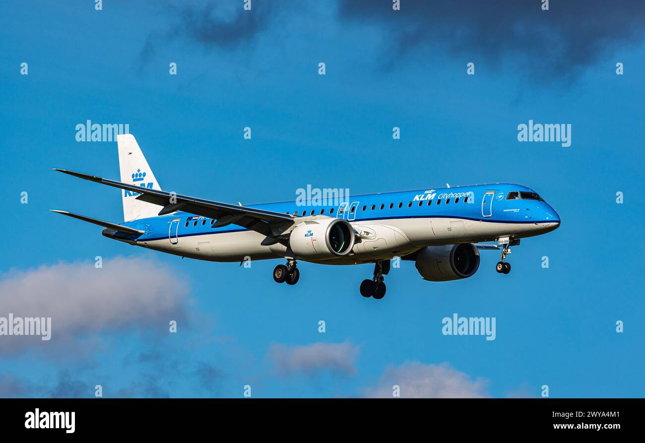 Ein KLM Cityhopper Embraer 195-E2 ist auf dem Endanflug zum Flughafen Zürich. Registrierung PH-NXD. (Zürich, Schweiz, 13.02.2024) Stockfoto