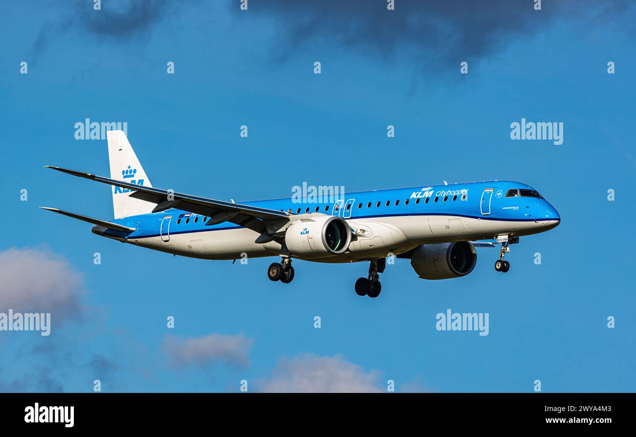 Ein KLM Cityhopper Embraer 195-E2 ist auf dem Endanflug zum Flughafen Zürich. Registrierung PH-NXD. (Zürich, Schweiz, 13.02.2024) Stockfoto