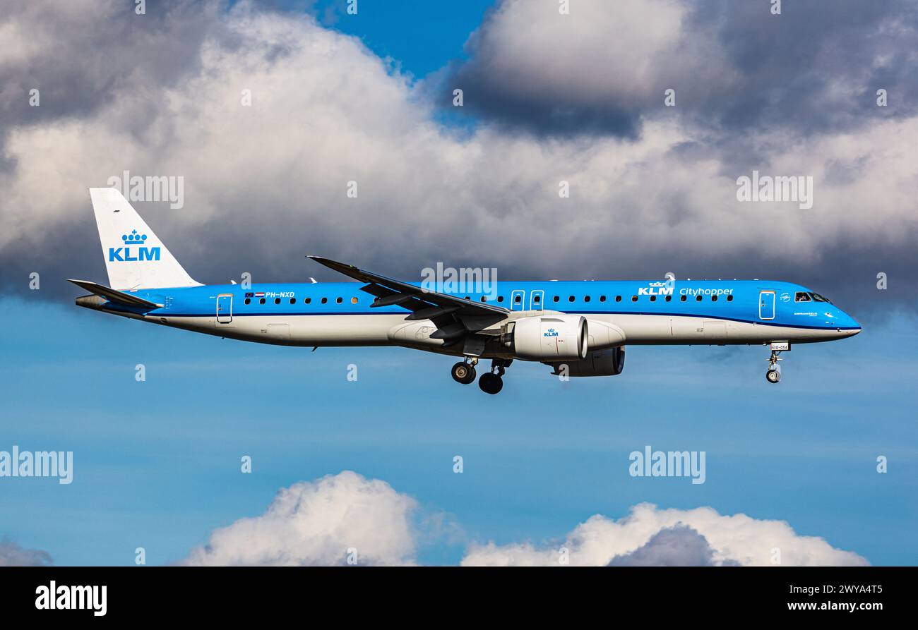 Ein KLM Cityhopper Embraer 195-E2 ist auf dem Endanflug zum Flughafen Zürich. Registrierung PH-NXD. (Zürich, Schweiz, 13.02.2024) Stockfoto