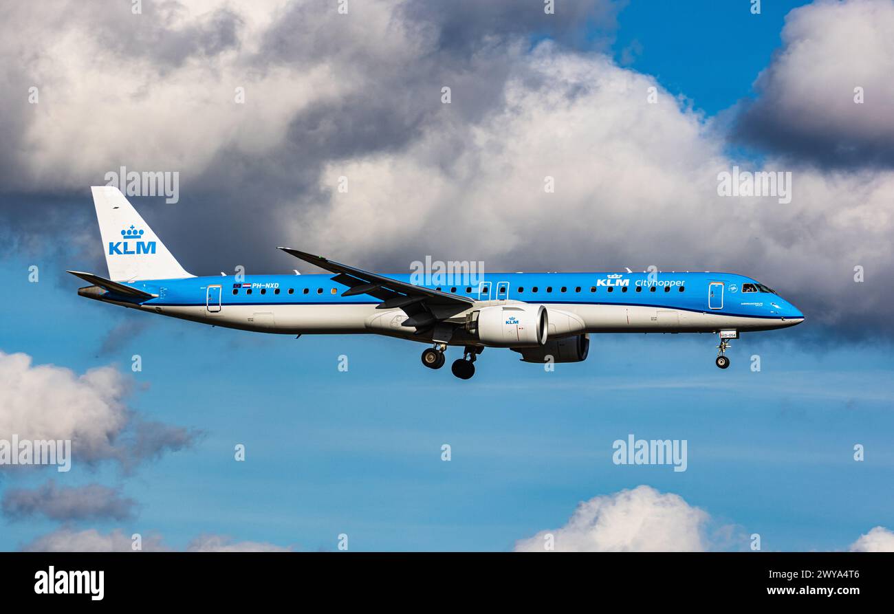 Ein KLM Cityhopper Embraer 195-E2 ist auf dem Endanflug zum Flughafen Zürich. Registrierung PH-NXD. (Zürich, Schweiz, 13.02.2024) Stockfoto