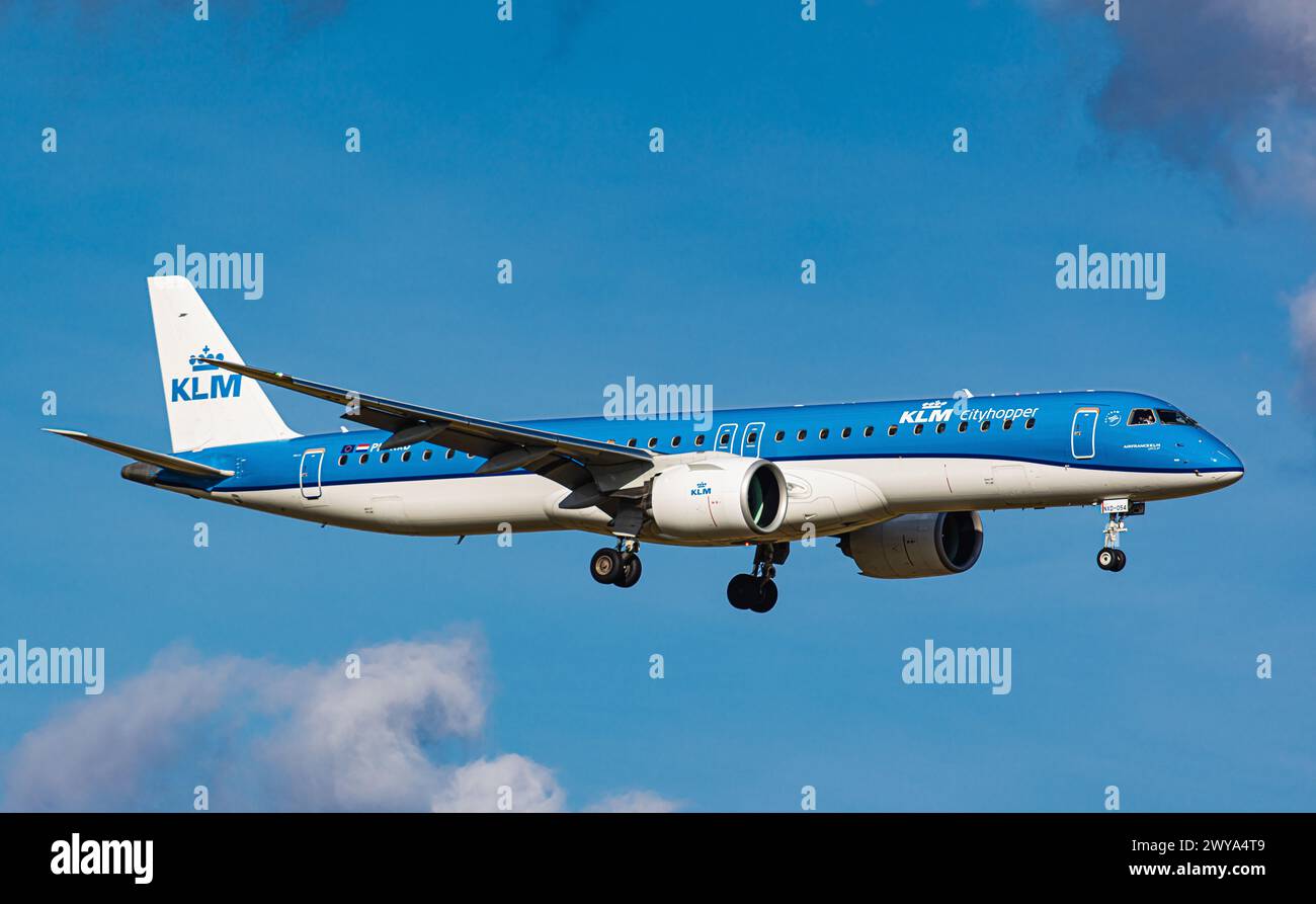 Ein KLM Cityhopper Embraer 195-E2 ist auf dem Endanflug zum Flughafen Zürich. Registrierung PH-NXD. (Zürich, Schweiz, 13.02.2024) Stockfoto