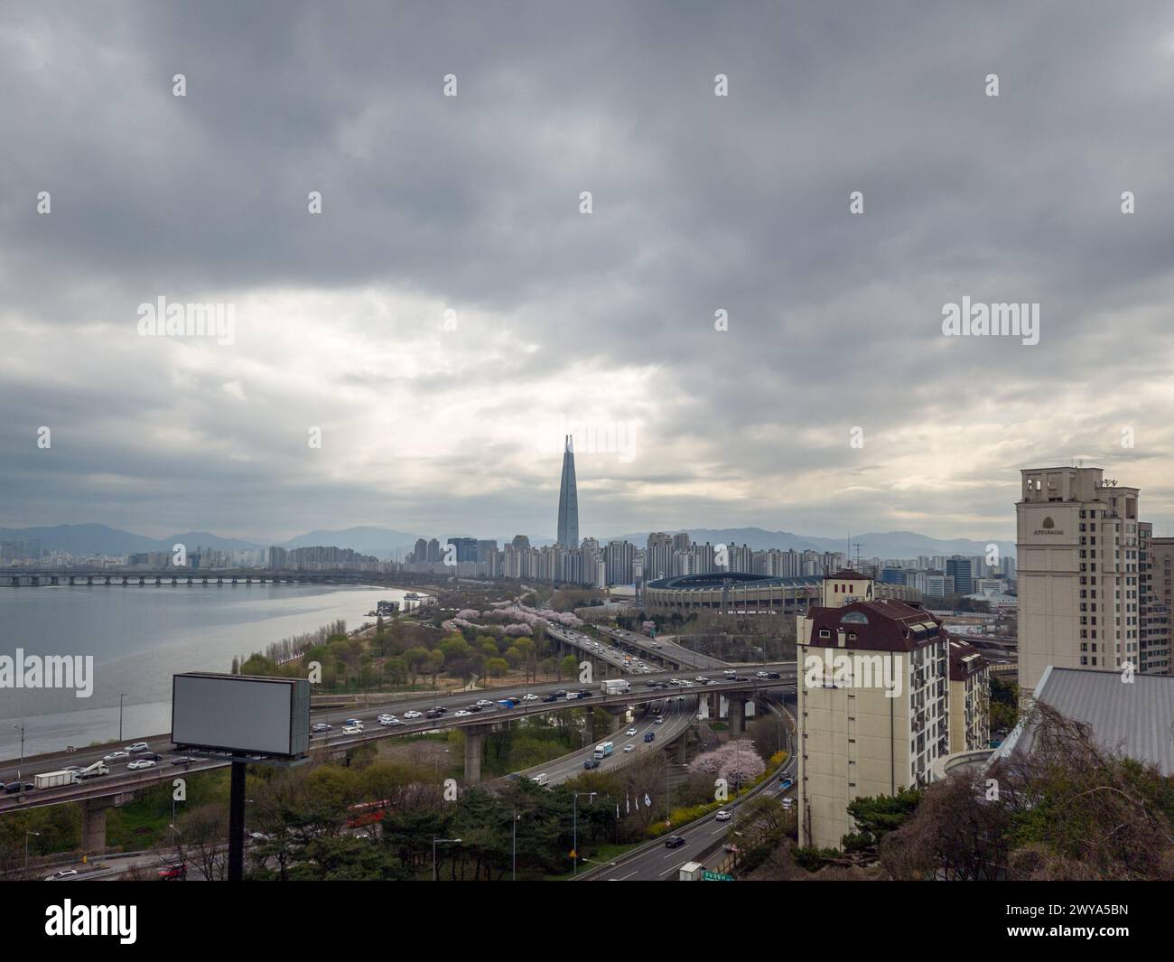Seoul, Südkorea - Olympic Boulevard, Jamsil Olympic Stadium und Lotte World Tower am Han River in Seoul. Stockfoto