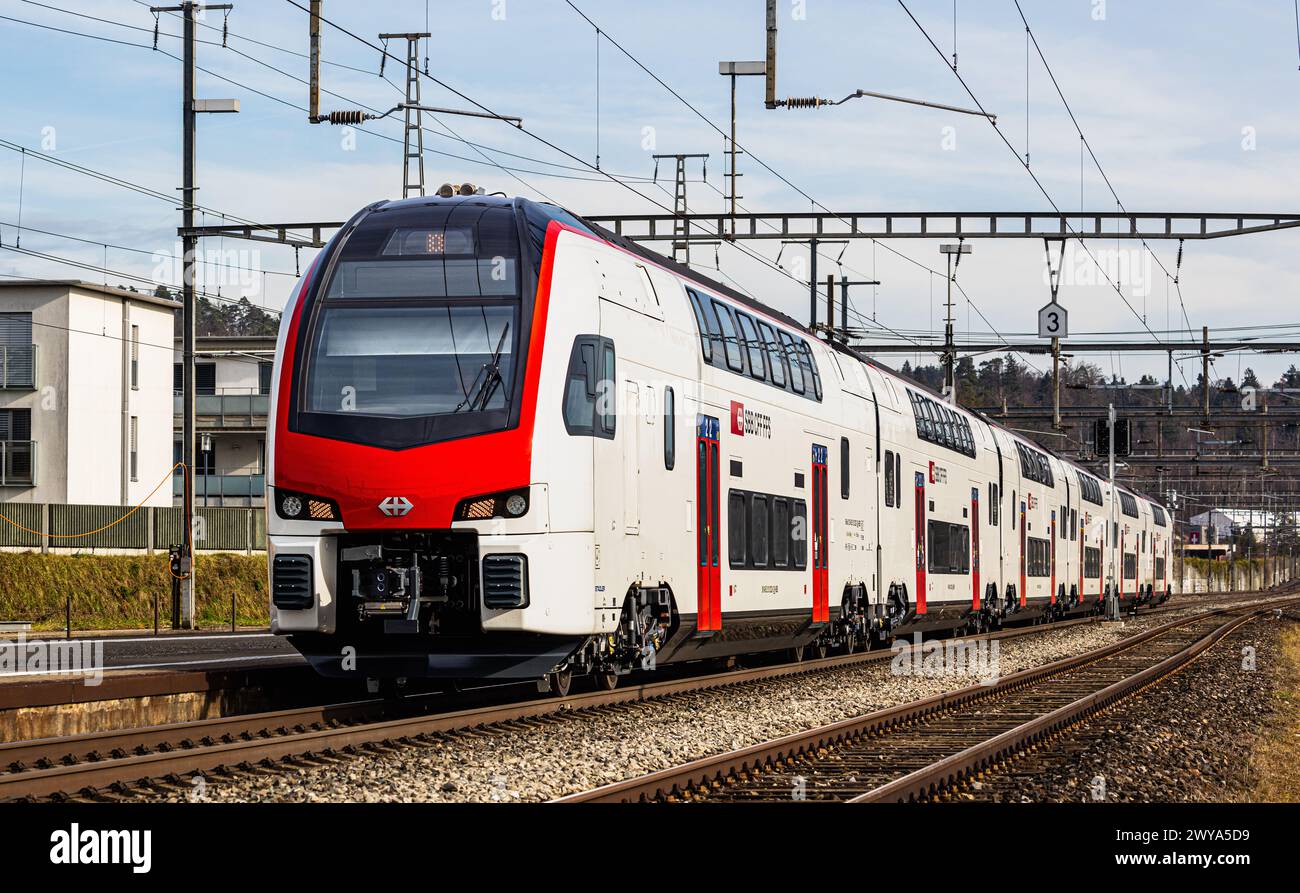 Ein IR-Dosto mit der Bezeichnung SBB Rabe 511 bei der Durchfahrt durch den Bahnhof Bassersdorf im Zürcher Unterland (Bassersdorf, Schweiz, 04.02.2024) Stockfoto