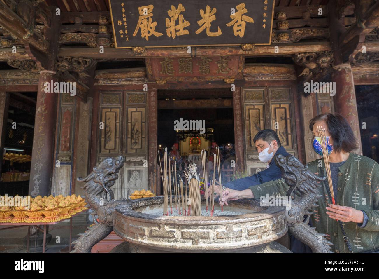 Gläubige mit Weihrauchopfern beten im Mazu-Tempel Stockfoto