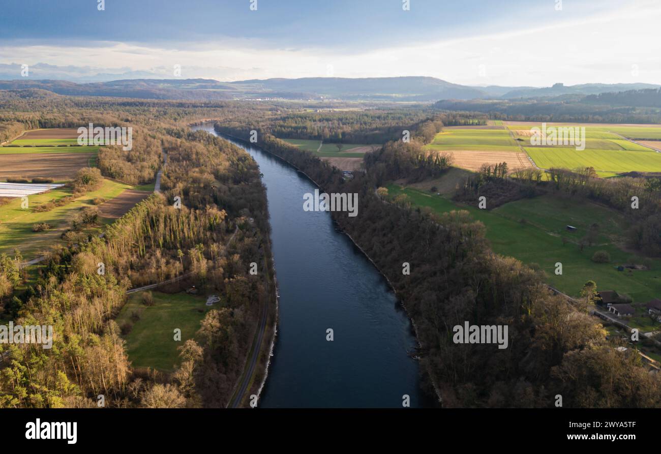 Der Rhein ist die natürliche Grenze zwischen der Schweiz und Deutschland. Deutschland befindet sich auf der rechten Seite, die Schweiz auf der linken Seite. (Rheinau, Schweiz, 02.03.2024) Stockfoto