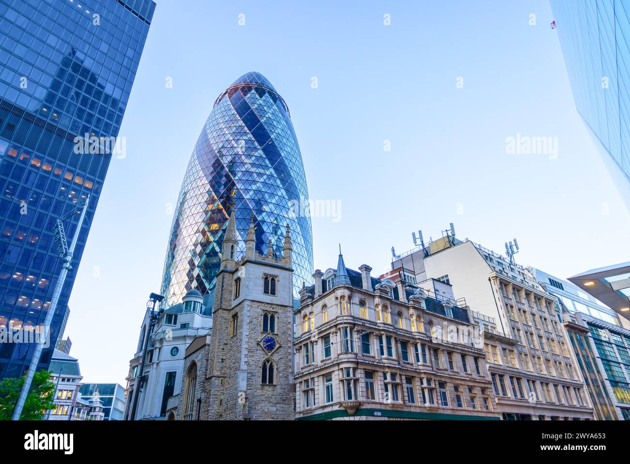 London, Großbritannien – 20. Mai 2023: Der Gherkin, ehemals 30 St. Mary Axe und früher als Swiss Re Building bekannt, ein kommerzieller Glashochhaus in London Stockfoto