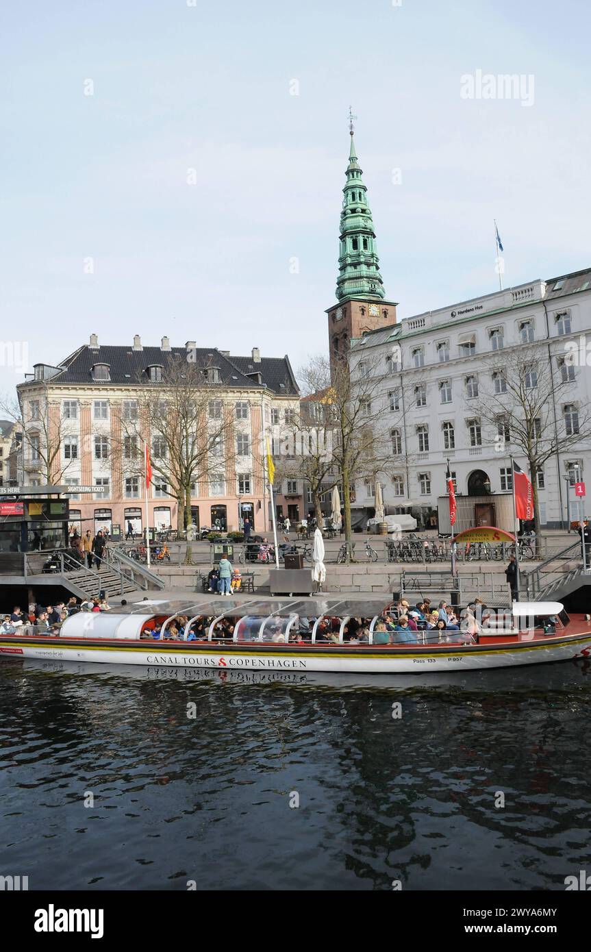 Kopenhagen, Dänemark /05 April 2024/.Kanaltouren Kopenhagener Bootstouren Ente im Kopenhagener Kanal oder Kanal in der dänischen Hauptstadt. Photo.Francis Joseph Dean/Dean Pictures Stockfoto