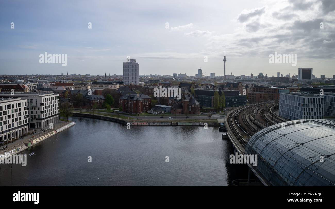 Berlin, Deutschland. April 2024. Stadtblick auf Berlin mit Humboldt-Hafen, dem verglasten Dach des Hauptbahnhofs (rechts), den Gebäuden auf dem Charite Campus (Mitte) und dem Fernsehturm. Quelle: Monika Skolimowska/dpa/Alamy Live News Stockfoto