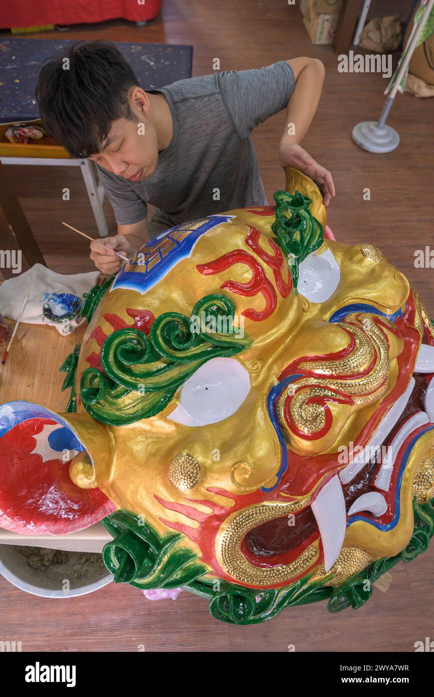 Nahaufnahme eines handwerklichen Gemäldes aufwendige Entwürfe auf einer brillanten goldenen Drachenskulptur Stockfoto