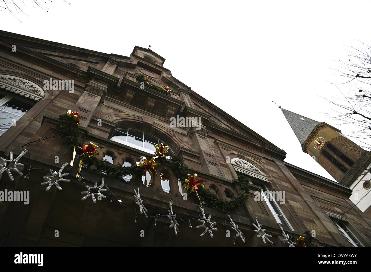 Landschaft mit malerischem Blick auf das lokale Rathaus mit festlicher Weihnachtsdekoration in Kintzheim, Elsass Frankreich. Stockfoto