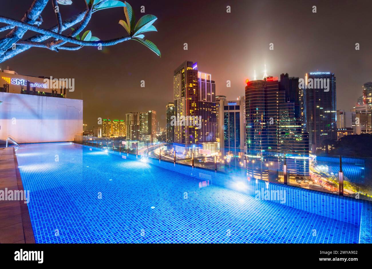 Kuala Lumpur, Malaysia - 20. April 2023: Der Hotelpool und Barbereich mit Blick auf die moderne Skyline der Stadt und den KL Tower. Stockfoto
