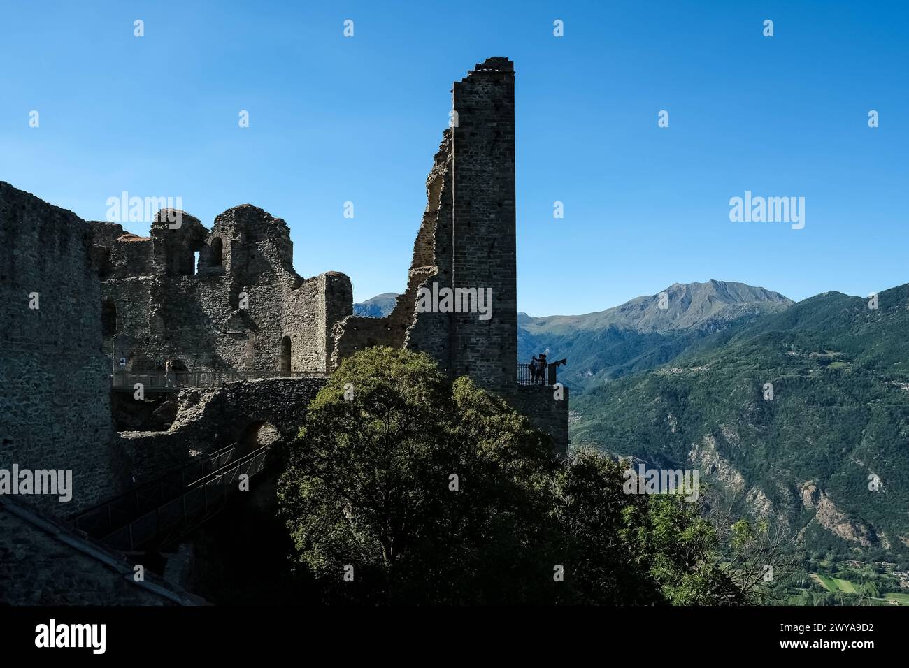 Detail von Sacra di San Michele, einem religiösen Komplex auf dem Berg Pirchiriano im Val di Susa, mit Bergen im Hintergrund, Sant Ambrogio di Torino, ME Stockfoto