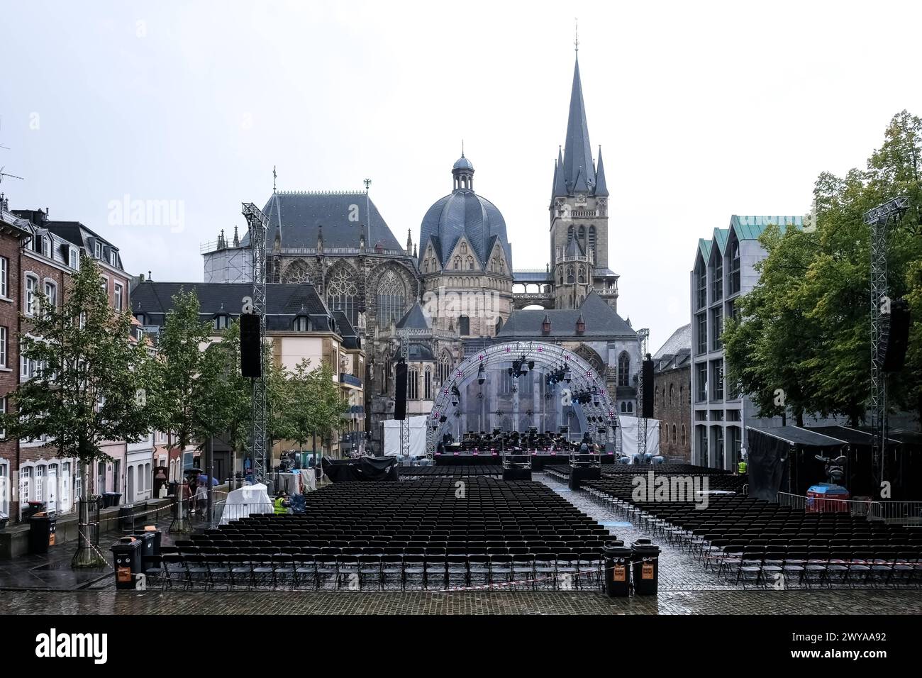 Katschhof, ein baumbestandener Platz, Schauplatz von Festivals und Märkten, mit dem berühmten Aachener Dom, einer der ältesten Kathedralen Europas dahinter, A Stockfoto