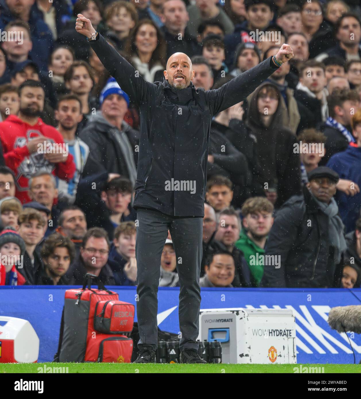 London, Großbritannien. April 2024 - Chelsea gegen Manchester United - Premier League - Stamford Bridge. Erik Ten Hag feiert ein Tor von Manchester United. Bildnachweis: Mark Pain / Alamy Live News Stockfoto