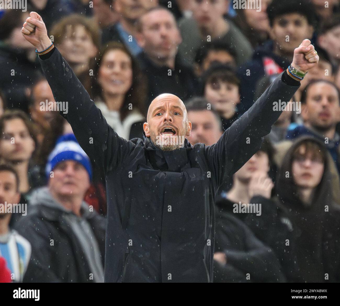 London, Großbritannien. April 2024 - Chelsea gegen Manchester United - Premier League - Stamford Bridge. Erik Ten Hag feiert ein Tor von Manchester United. Bildnachweis: Mark Pain / Alamy Live News Stockfoto