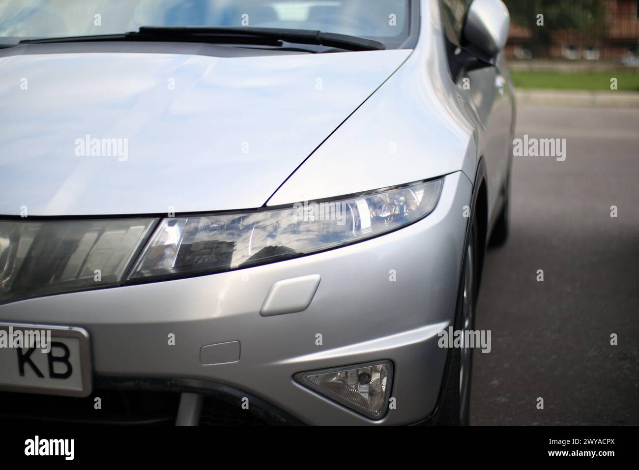 Kiew. Ukraine. März 2024. LED-Scheinwerfer vorn rechts, Honda Civic. LED-Scheinwerfer, graue Karosserie außen. Stockfoto