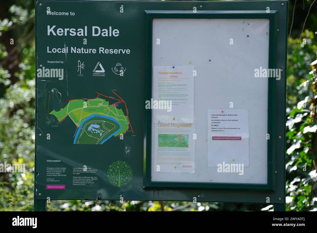 Ein Schild am Eingang zum Kersal Dale, nahe Salford, Greater Manchester, wo eine große Untersuchung eingeleitet wurde, nachdem am Donnerstagabend menschliche Überreste gefunden wurden. Die Polizei von Greater Manchester (GMP) sagte, dass Beamte von einem Mitglied der Öffentlichkeit gerufen wurden, der einen „unbekannten Gegenstand in Plastik gewickelt“ fand. Bilddatum: Freitag, 5. April 2024. Stockfoto