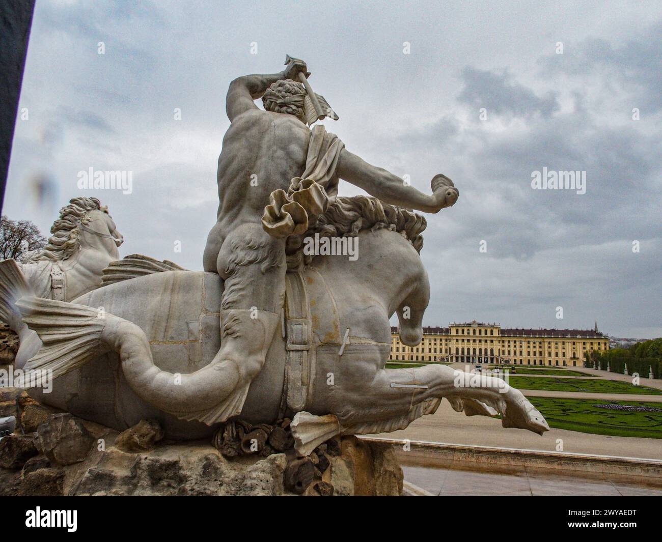 Wien, Österreich, Österreich. April 2024. Nahaufnahme des Neptunbrunnens mit dem Schloss SchÃ¶nbrunn im Hintergrund in den Gärten des Schlosses. (Kreditbild: © Bianca Otero/ZUMA Press Wire) NUR REDAKTIONELLE VERWENDUNG! Nicht für kommerzielle ZWECKE! Stockfoto