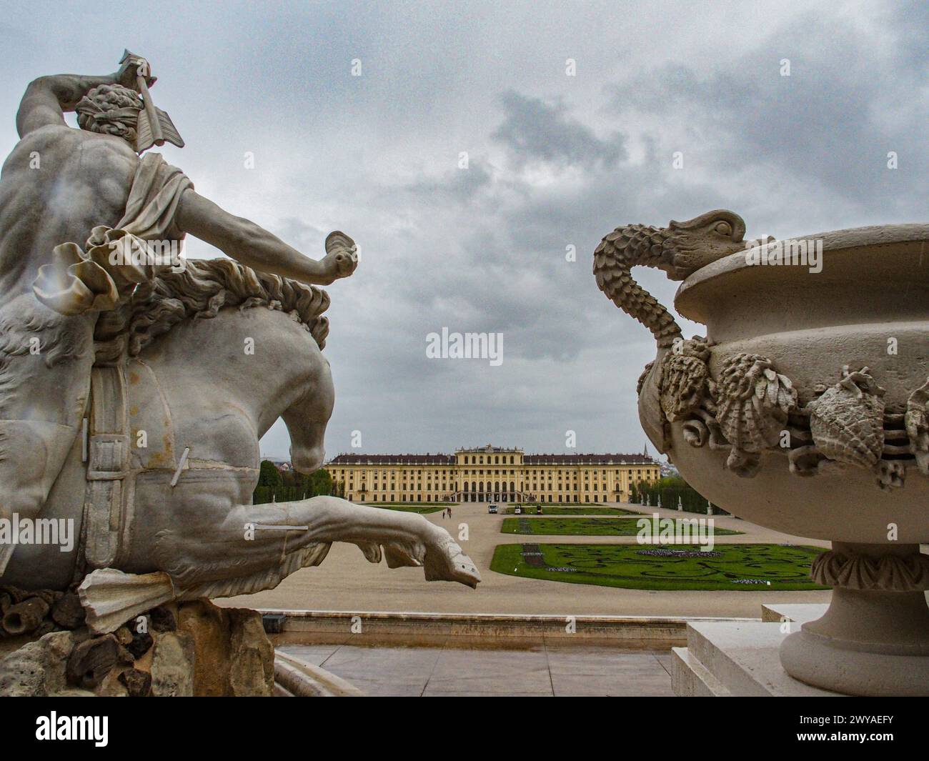 Wien, Österreich, Österreich. April 2024. Nahaufnahme des Neptunbrunnens mit dem Schloss SchÃ¶nbrunn im Hintergrund in den Gärten des Schlosses. (Kreditbild: © Bianca Otero/ZUMA Press Wire) NUR REDAKTIONELLE VERWENDUNG! Nicht für kommerzielle ZWECKE! Stockfoto