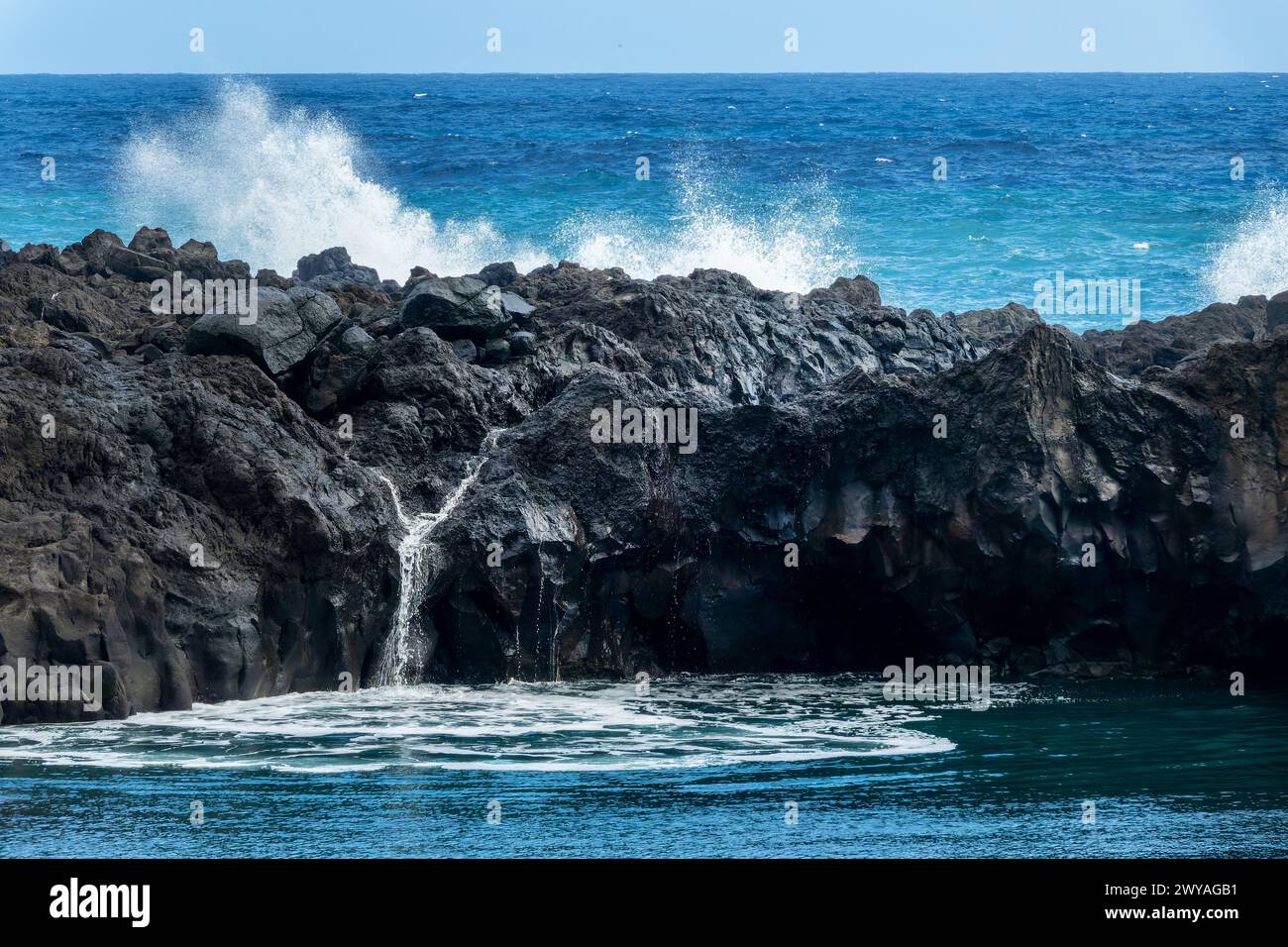 Lavasteine und Meerwasserpool in Seixal, Insel Madeira, Portugal Stockfoto