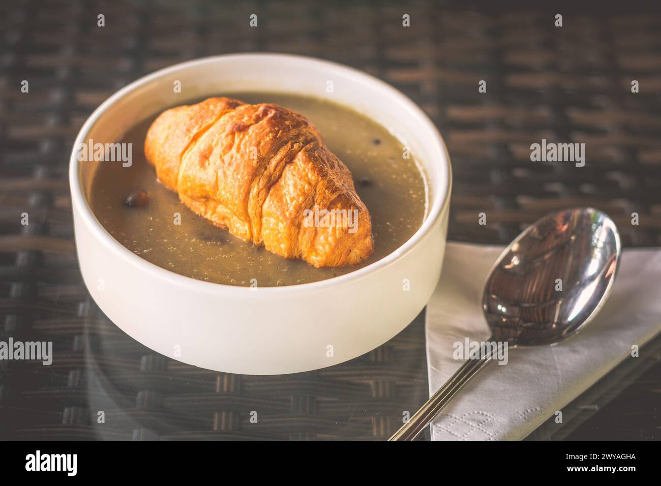 Espresso-Pilzsuppe mit drei Pilzen und einem Mini-Croissant Stockfoto