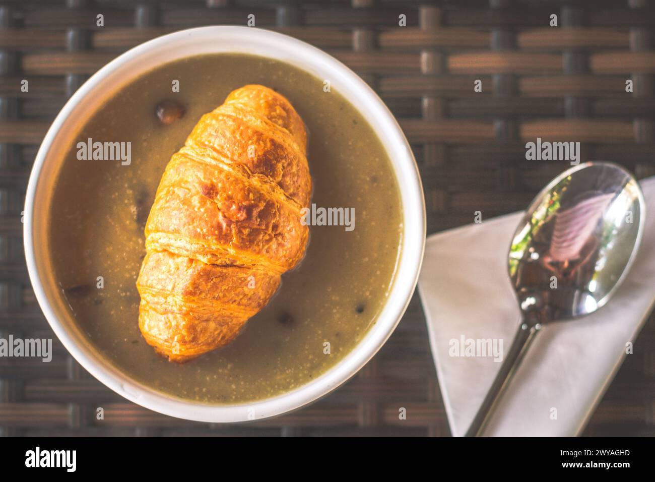 Espresso-Pilzsuppe mit drei Pilzen und einem Mini-Croissant Stockfoto