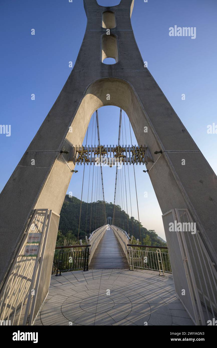 Moderne Taiping Hängebrücke mit markantem Bogen und Kabeln vor einem klaren blauen Himmel Stockfoto