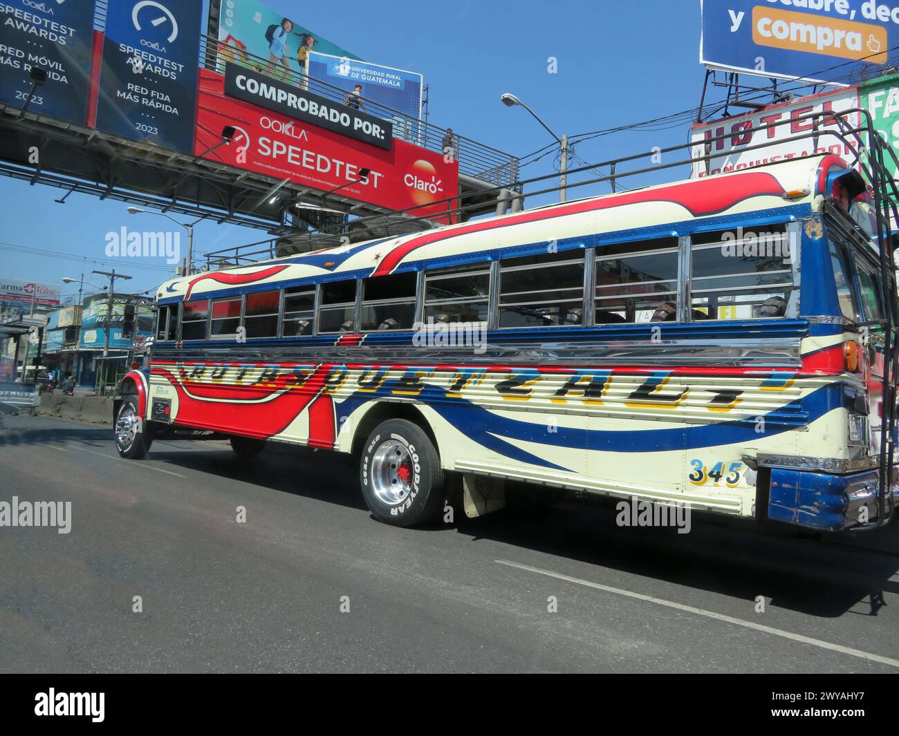 Huhn-Busse in Guatemala City. Farbenfrohe Privatbusse, individuell gestaltet und einzigartig. Vollbild. Keine Personen. Guatemala, Mittelamerika. Stockfoto