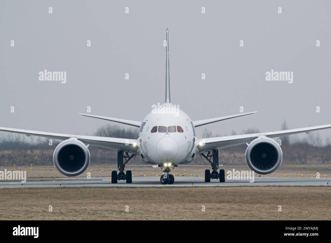 Nahaufnahme von Angesicht zu Angesicht von LOT Polish Airlines Boeing 787-9, die auf der Landebahn für den Start von Lemberg umdreht Stockfoto