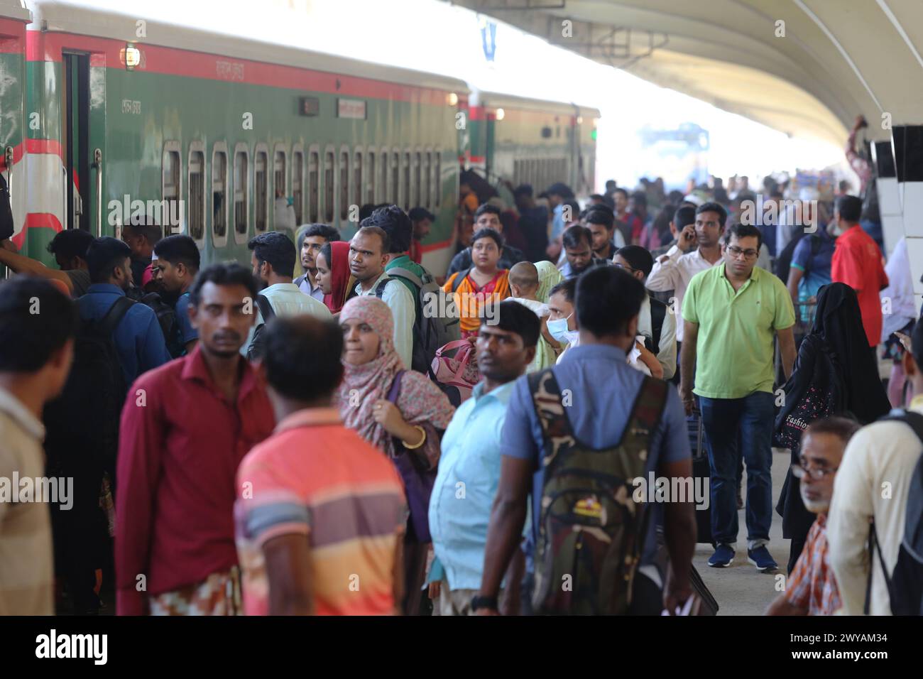 Dhaka. April 2024. Reisende werden am 4. April 2024 auf dem Bahnsteig eines Bahnhofs in Dhaka, Bangladesch, gesehen. Mit dem nahenden heiligen Eid al-Fitr sind viele Menschen mit dem Zug aus der Stadt Dhaka geflohen, um sich mit ihren Kätzchen und Verwandten in Dörfern für das Festival zu treffen. EID al-Fitr, eines der größten religiösen Feste in Bangladesch, wird am oder um den 11. April gefeiert, basierend auf der Sichtung des Neumondes. Quelle: Xinhua/Alamy Live News Stockfoto