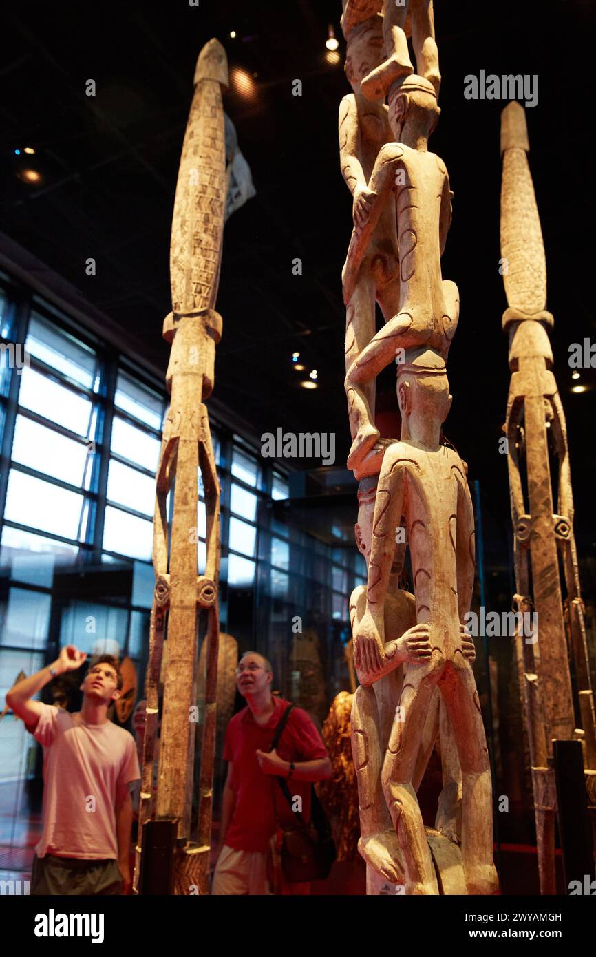 Prestige: Poteau bisj. Vorgängerpol. Asmat. Indonesien. S.XX. Museum Musée du Quai Branly, spezialisiert auf primitive oder Stammeskunst, Architekt Jean Nouvel. Paris. Frankreich. Stockfoto