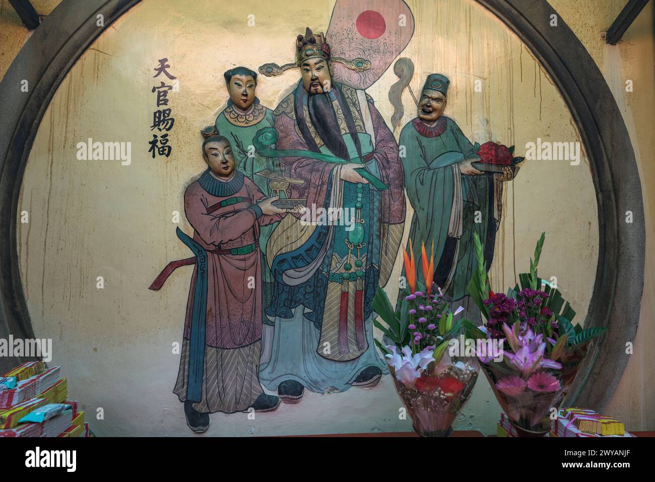 Traditionelles asiatisches religiöses Wandgemälde mit mythologischen Figuren in lebhaften Farben Stockfoto
