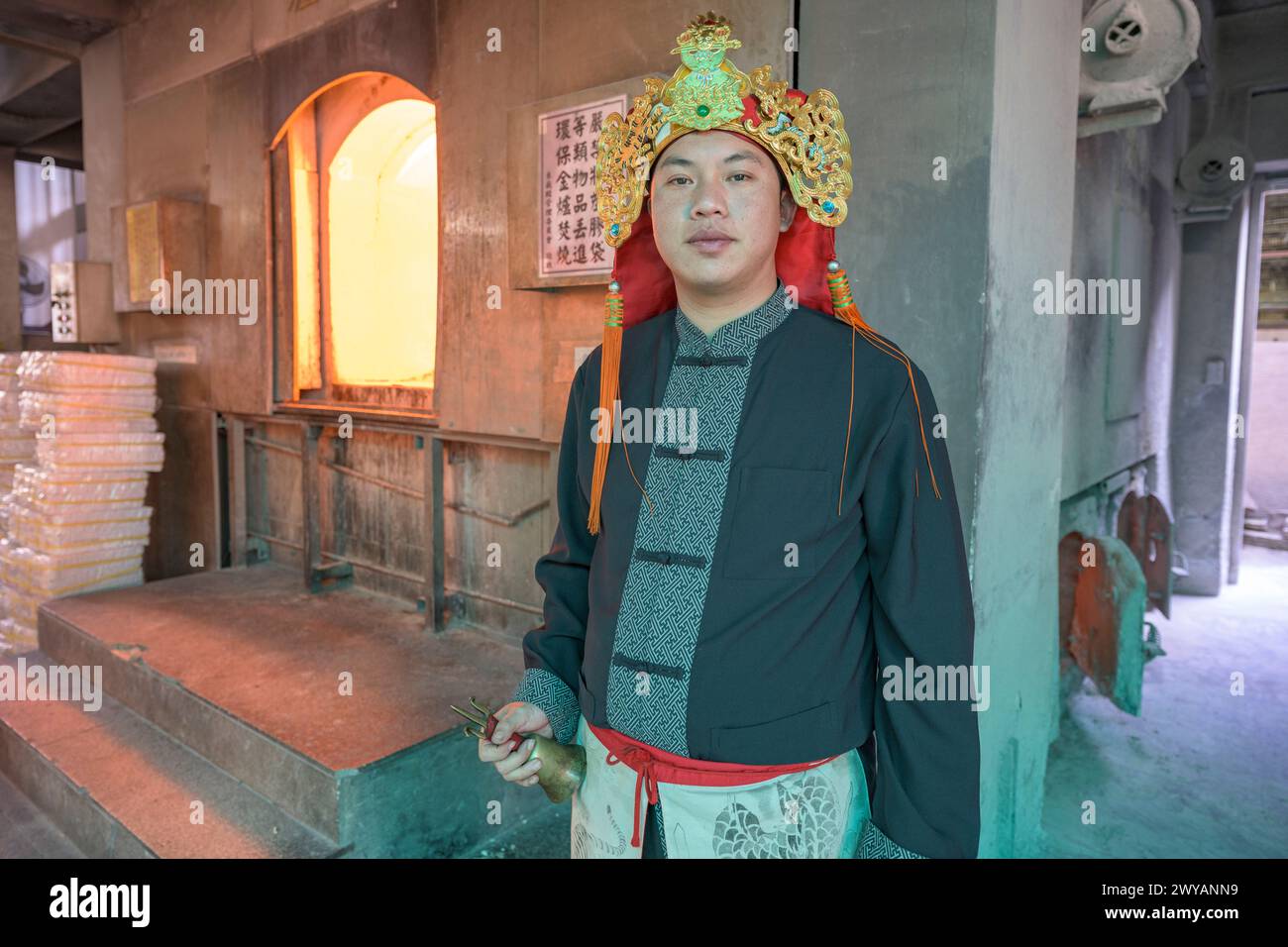 Ein Schamane in kultureller Kleidung nimmt an einer traditionellen Zeremonie im Tempel Dongyue Hall Teil Stockfoto