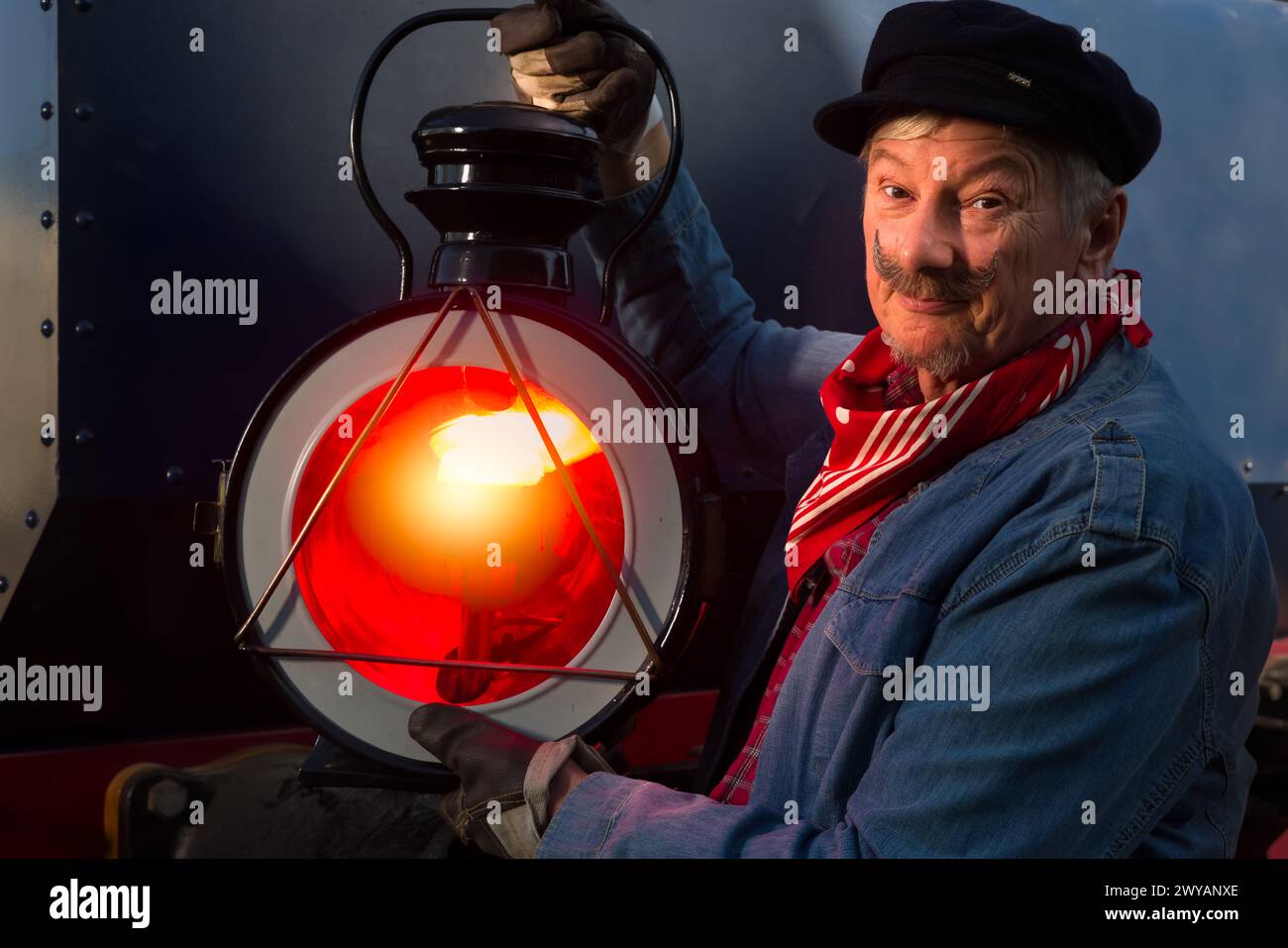 Nachstellung von Szenen eines alten Arbeiters oder Schlossers in einer authentischen 1922-Lokomotive mit restauriertem Motor Stockfoto