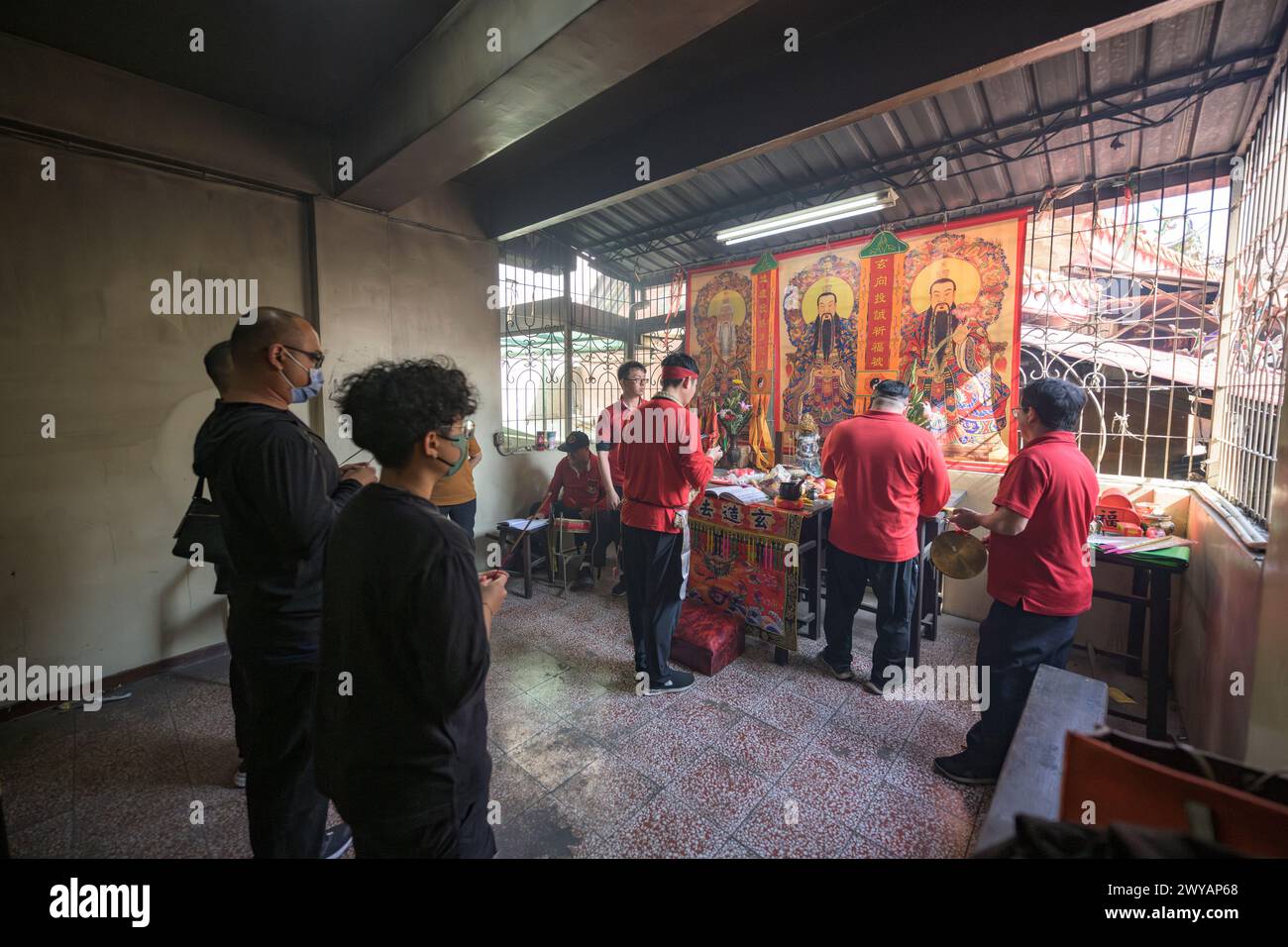 Ein traditioneller Schamane, der ein Ritual mit Opfergaben an die Vorfahren auf einem Altar im Donggyue Hall Tempel durchführt Stockfoto