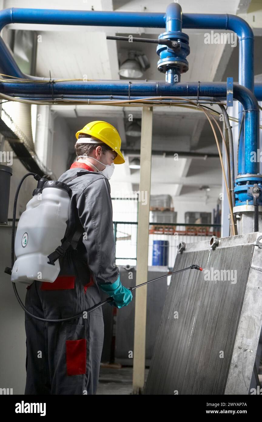 Industrielle Spritzreinigung, Kühler. Stockfoto