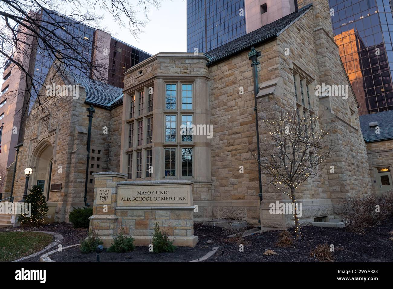 ROCHESTER, MN – 14. Dezember 2023: Mitchell Studen Center an der Mayo Clinic Alix School of Medicine, Mayo Medical School, ein Kalksteingebäude aus den 1930er Jahren Stockfoto