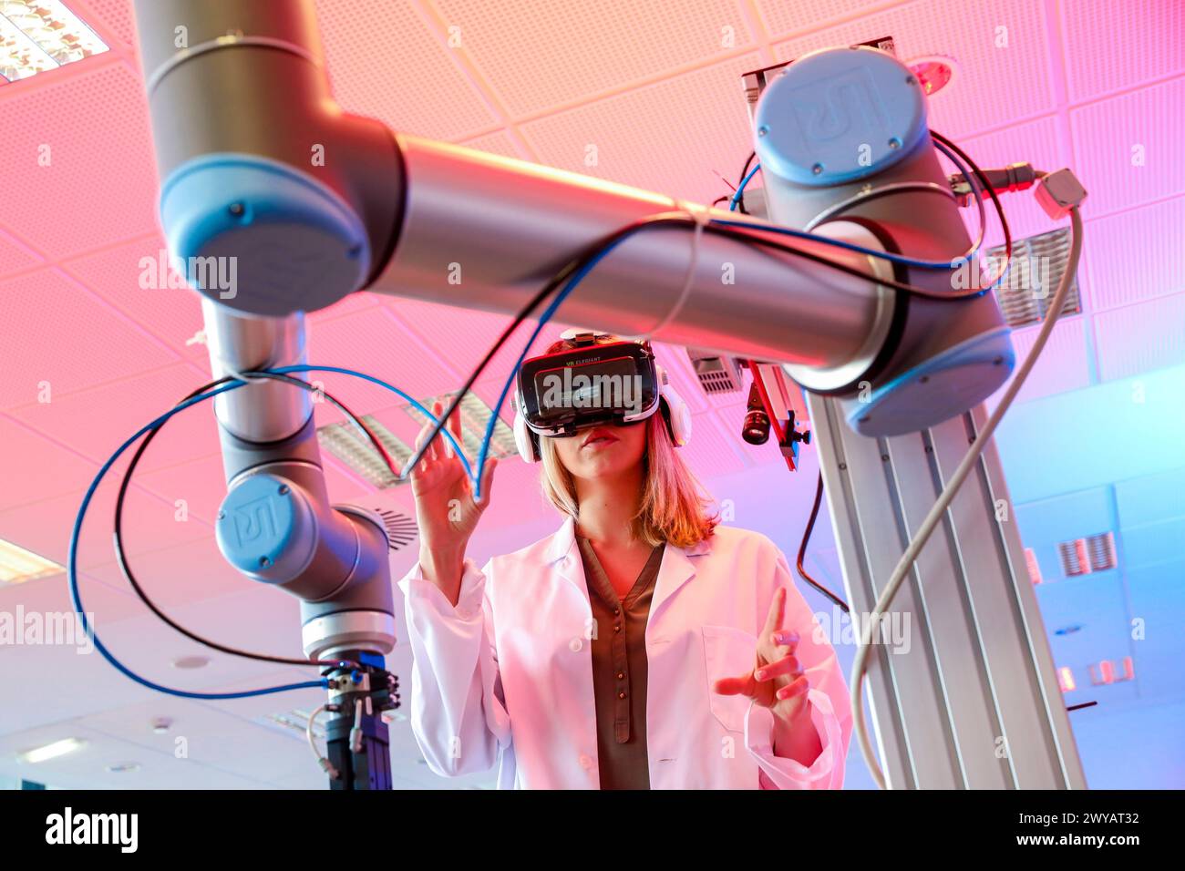 Roboterarm mit künstlicher Sicht, Forscher mit Virtual-Reality-Brille, VR, humanoider Roboter für Montageaufgaben in der Automobilindustrie in Zusammenarbeit mit Menschen, Industrie, Tecnalia Research & Innovation, Technologie- und Forschungszentrum, Miramon Technological Park, San Sebastian, Donostia, Gipuzkoa, Baskenland, Spanien, Europa. Stockfoto