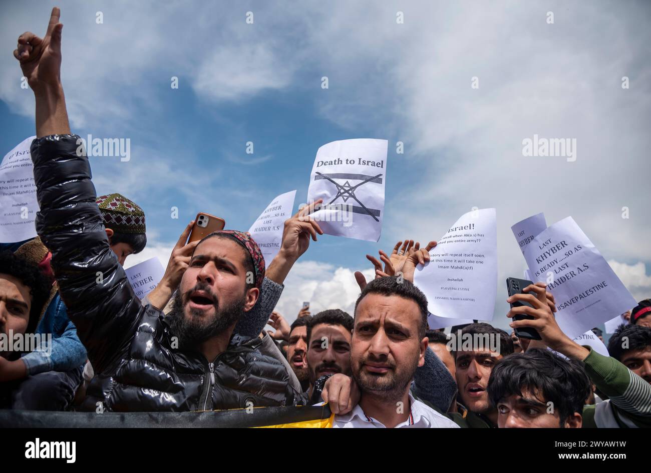 Ein muslimischer Mann aus Kaschmir ruft pro-palästinensische und anti-israelische Slogans, während Kaschmirmuslime während einer Kundgebung zum Quds-Tag Plakate halten, die die Unterstützung Palästinas zeigen. (Al-Qud) ist der arabische Name für Jerusalem. Der Al Quds Day, eine Initiative des verstorbenen iranischen Revolutionsführers Ayatollah Ruhollah Khomeini, wird weltweit am letzten Freitag des Heiligen Monats Ramadan gefeiert, um die Unterstützung der Palästinenser zu zeigen und Israel zu verurteilen. (Foto: Idrees Abbas / SOPA Images/SIPA USA) Stockfoto