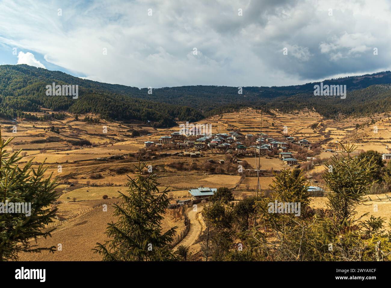 Panoramablick über die Landschaft zwischen Bumthang und Trongsa in Bhutan Stockfoto