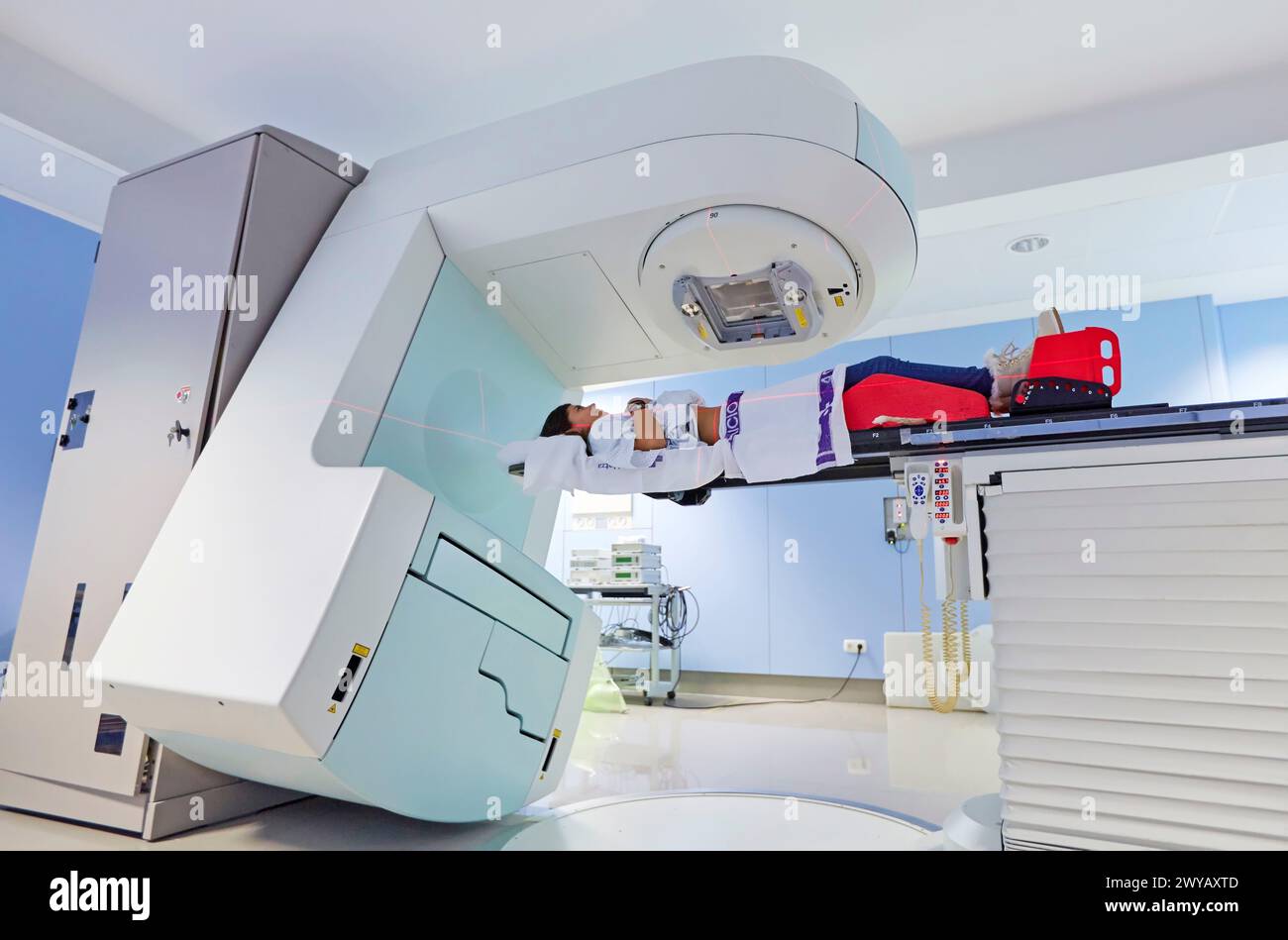 Behandlung von Krebs, Linearbeschleuniger, Strahlentherapie, Krankenhaus Donostia, San Sebastian, Gipuzkoa, Baskenland, Spanien. Stockfoto