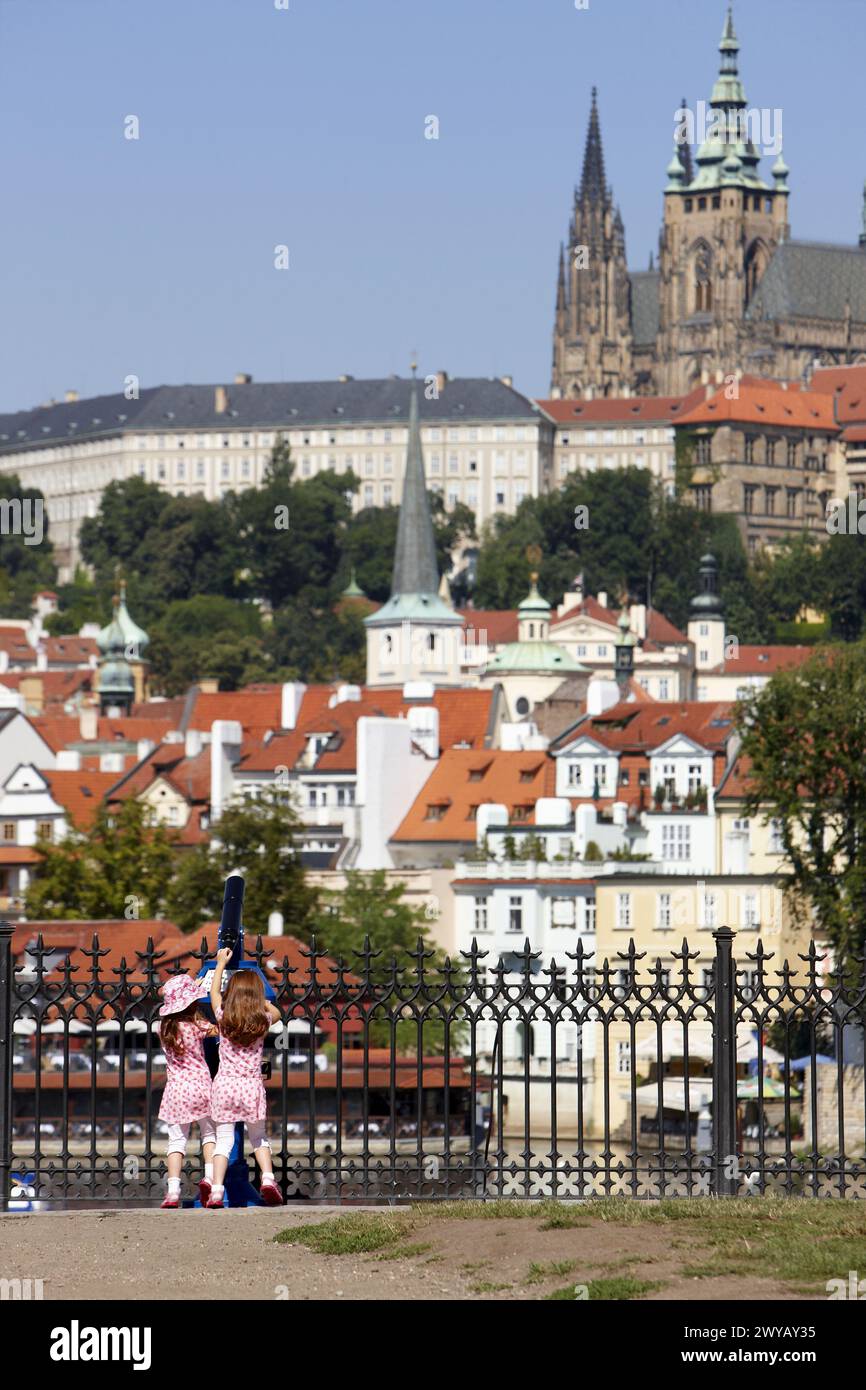 Moldau mit Prager Burg im Hintergrund, Prag, Tschechische Republik. Stockfoto