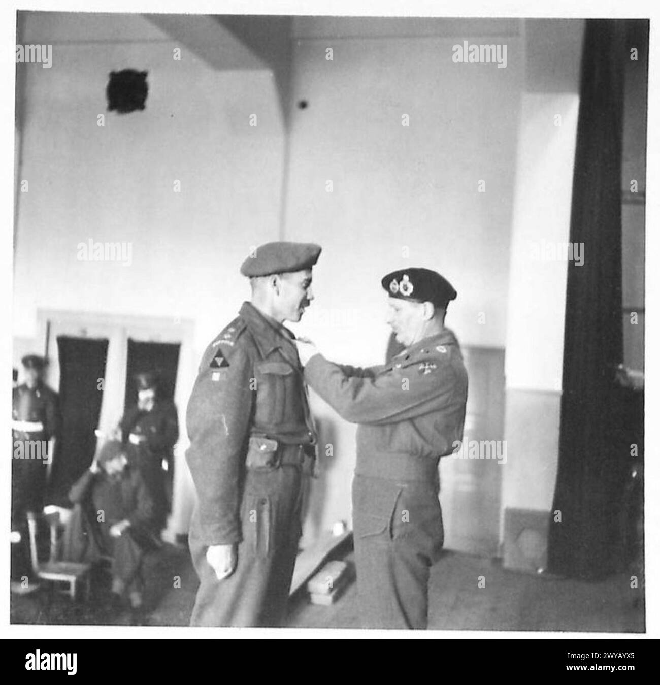 Lieutenant Colonel C.L. Firbank von 2nd Lincolns erhält den Distinguished Service Order im Gimers Monastery während der Gründung der 3rd British Division. Stockfoto