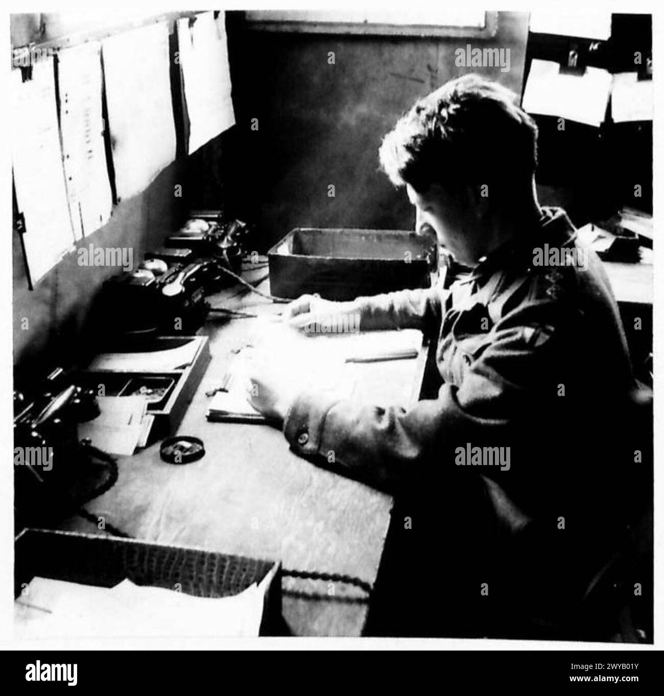 Das Phantom-Dokument oder der Gegenstand wird während der Operationen der britischen Armee, der 21. Armeegruppe, dem Duty Operations Officer, Captain Beaumont, übergeben. Stockfoto