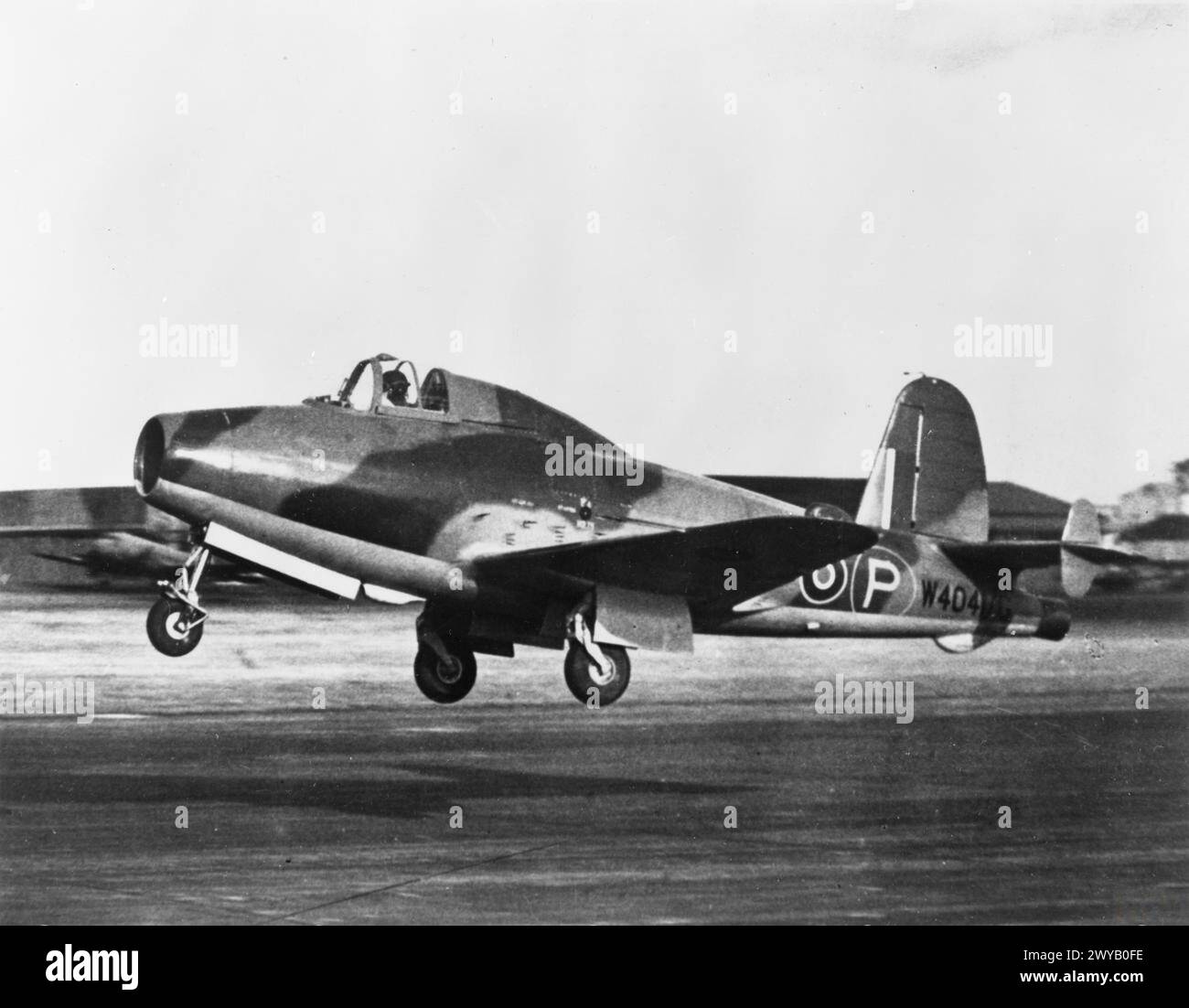 DIE ROYAL AIRCRAFT ESTABLISHMENT, FARNBOROUGH, 1939-1945. - Die Gloster-Whittle E.28/39, W4041/G, gesteuert von Staffelführer J Moloney, startet von Farnborough zu einem Testflug. Die E.28/39 war das erste alliierte Düsenflugzeug, das ihren Erstflug im Mai 1941 absolvierte. Es blieb bis 1946 bei der RAE, als es dem Science Museum in London präsentiert wurde. , Britische Regierung, Royal Aircraft Establishment, Farnborough Stockfoto